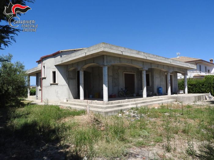 Villetta in costruzione senza licenze, sequestro a Cirò