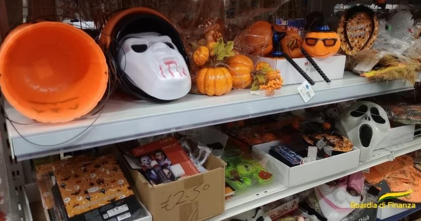 Controlli per Halloween e Ognissanti, sequestrati 30 mila prodotti illegali nel Cosentino