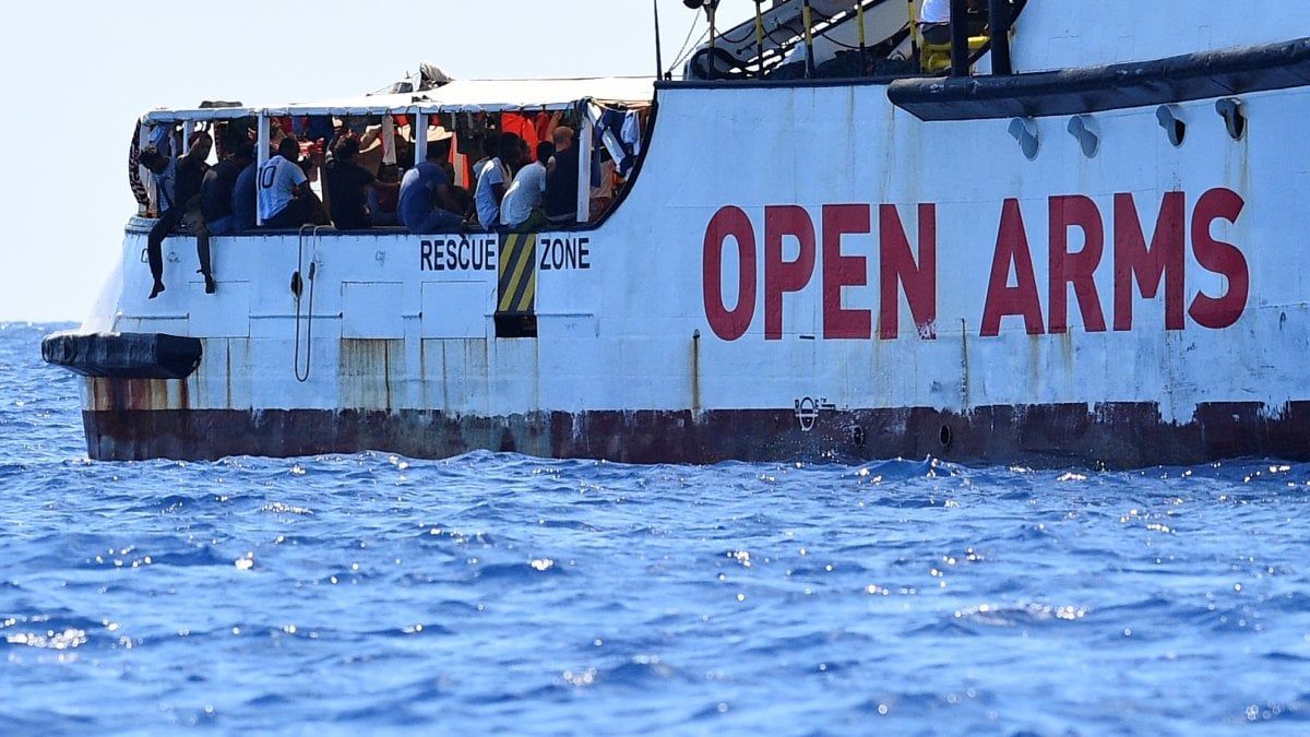Migranti soccorsi in mare al largo della Libia, in arrivo al porto di Crotone