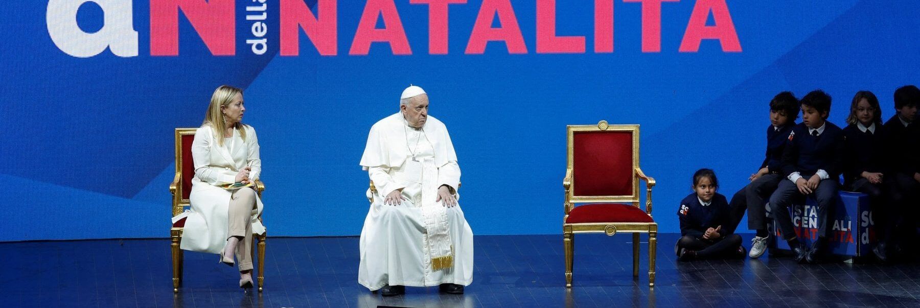Natalità, il Papa: «Non contrapporla all’accoglienza». Meloni: «Per noi priorità»