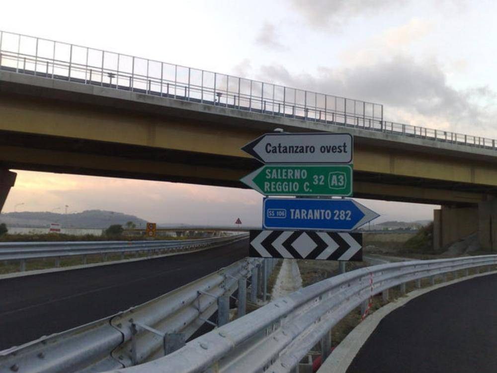 Incidente stradale sulla 106, due feriti