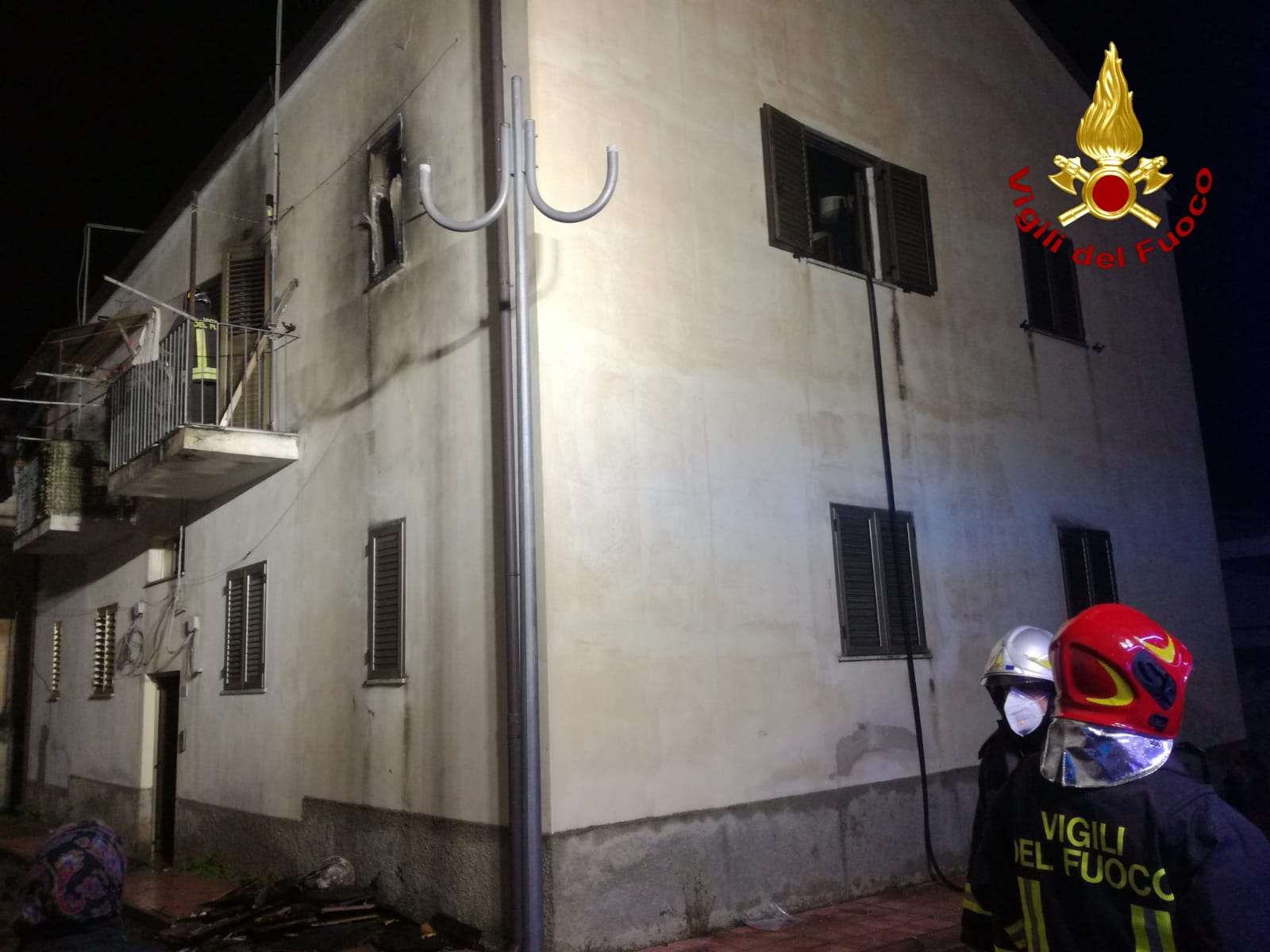 In fiamme appartamento a Briatico, salvato un 62enne