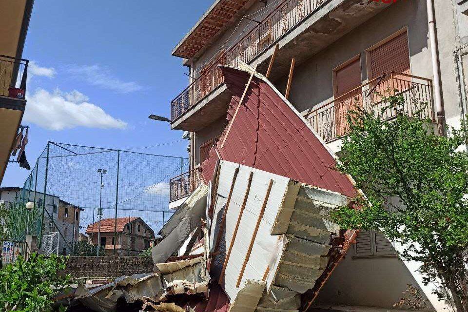 Forte vento nel Vibonese, scoperchiato il tetto di un’abitazione a Paravati