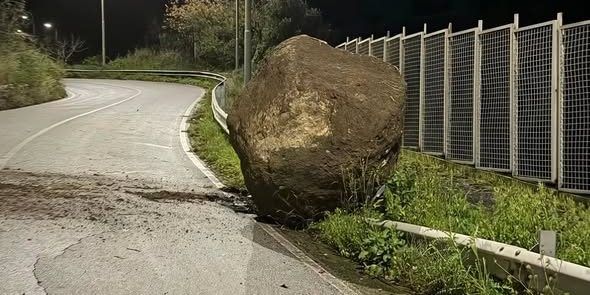 Frane, massi caduti sulle strade, alberi divelti, allagamenti. Un’altra “odissea” per il Catanzarese – FOTO