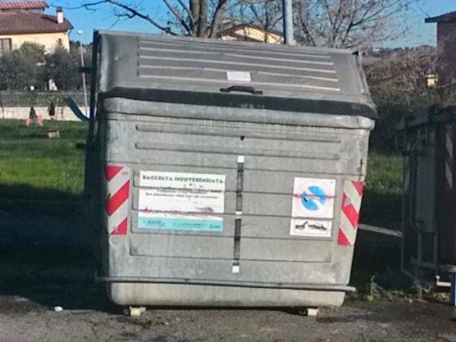 Buttava la corrispondenza nell'immondizia, denunciato postino