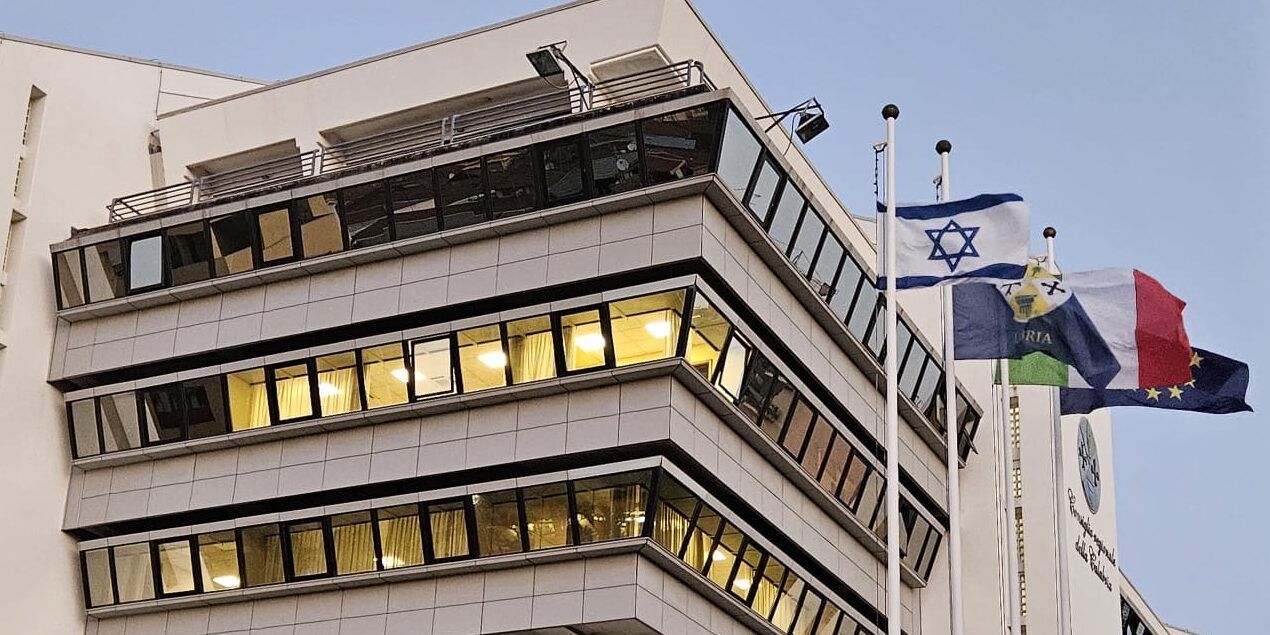 Reggio Calabria, la bandiera di Israele sventola al palazzo del Consiglio regionale