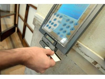 Timbrava il cartellino e tornava a casa, arrestato medico di Lamezia