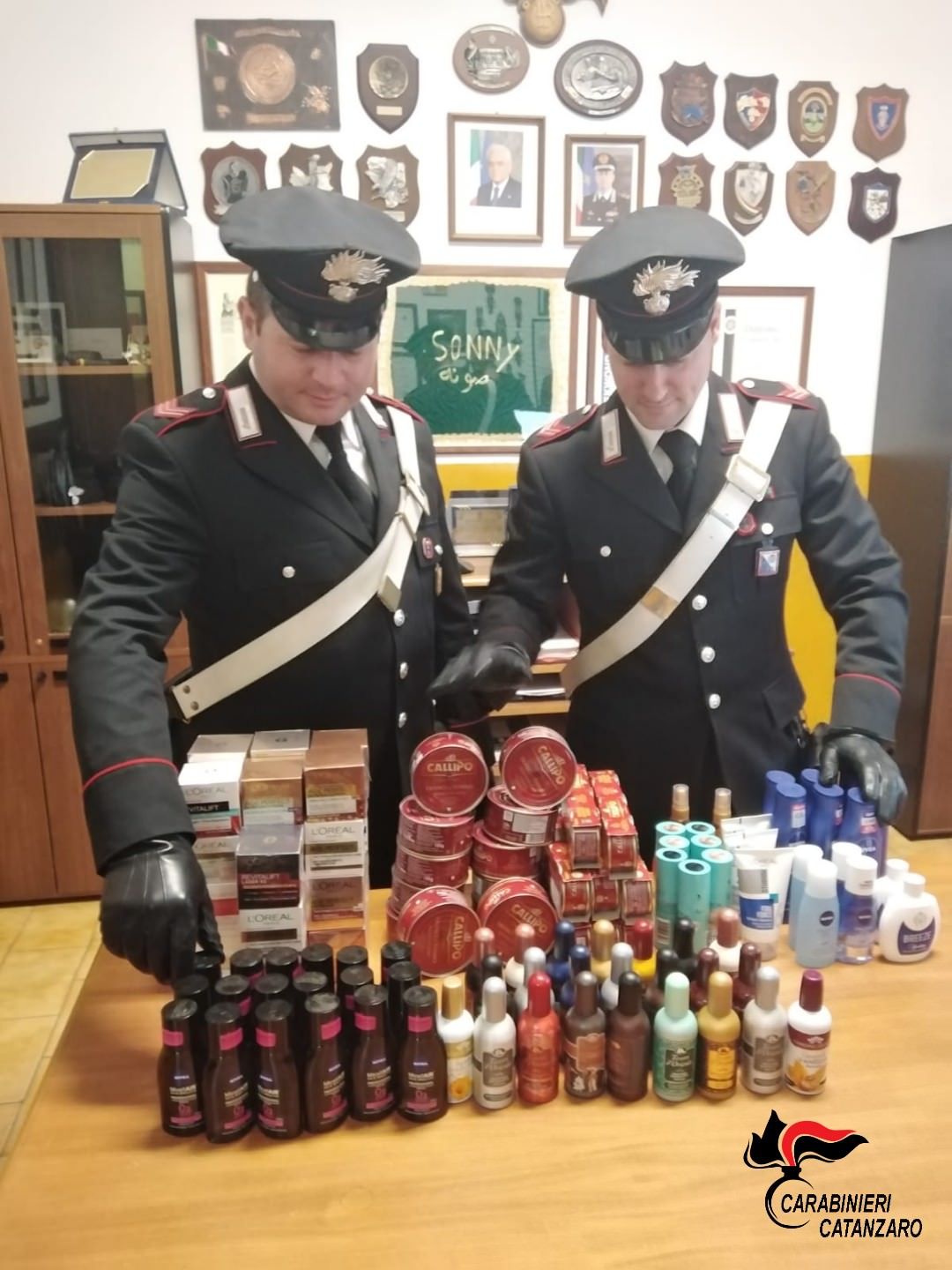 Furto in esercizi commerciali a Catanzaro, denunciate quattro persone