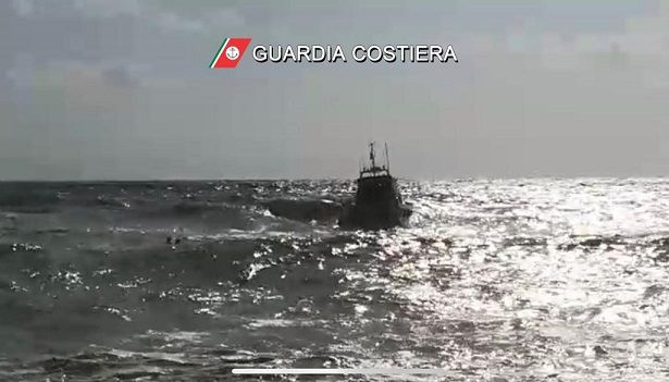 Paola, la Guardia Costiera salva un bagnante in difficoltà (VIDEO)
