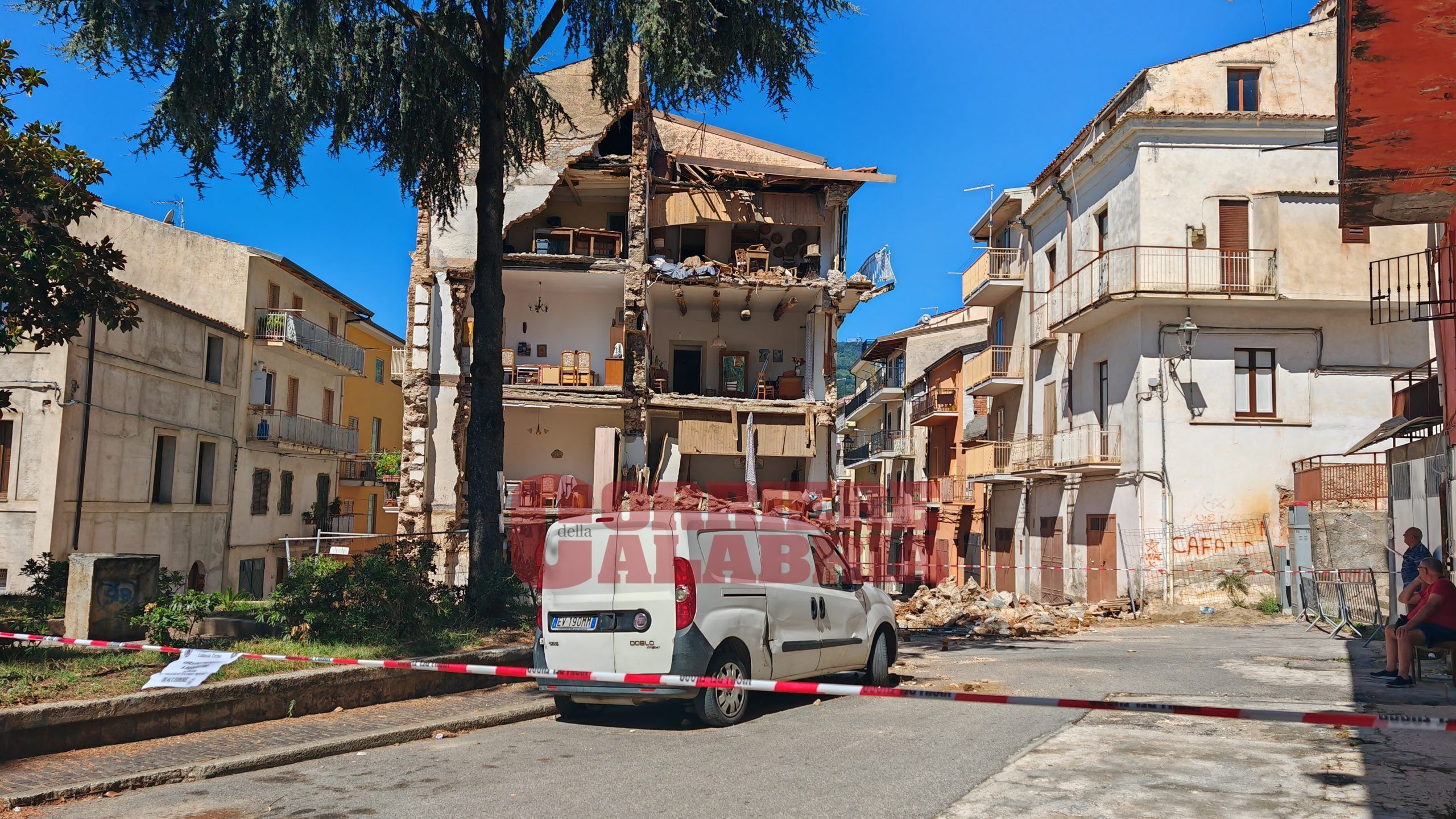 Il crollo della palazzina a Lamezia Terme, «possibile collegamento con gli scavi del cantiere vicino» – VIDEO