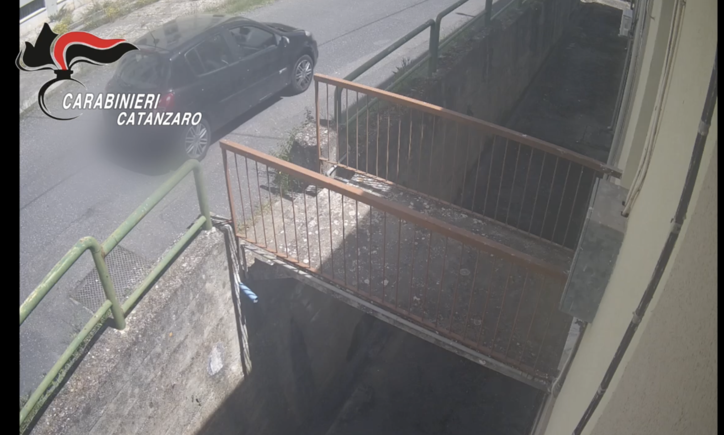 Catanzaro, tenta di rubare i gioielli a un’anziana fingendosi carabiniere: arrestato – VIDEO