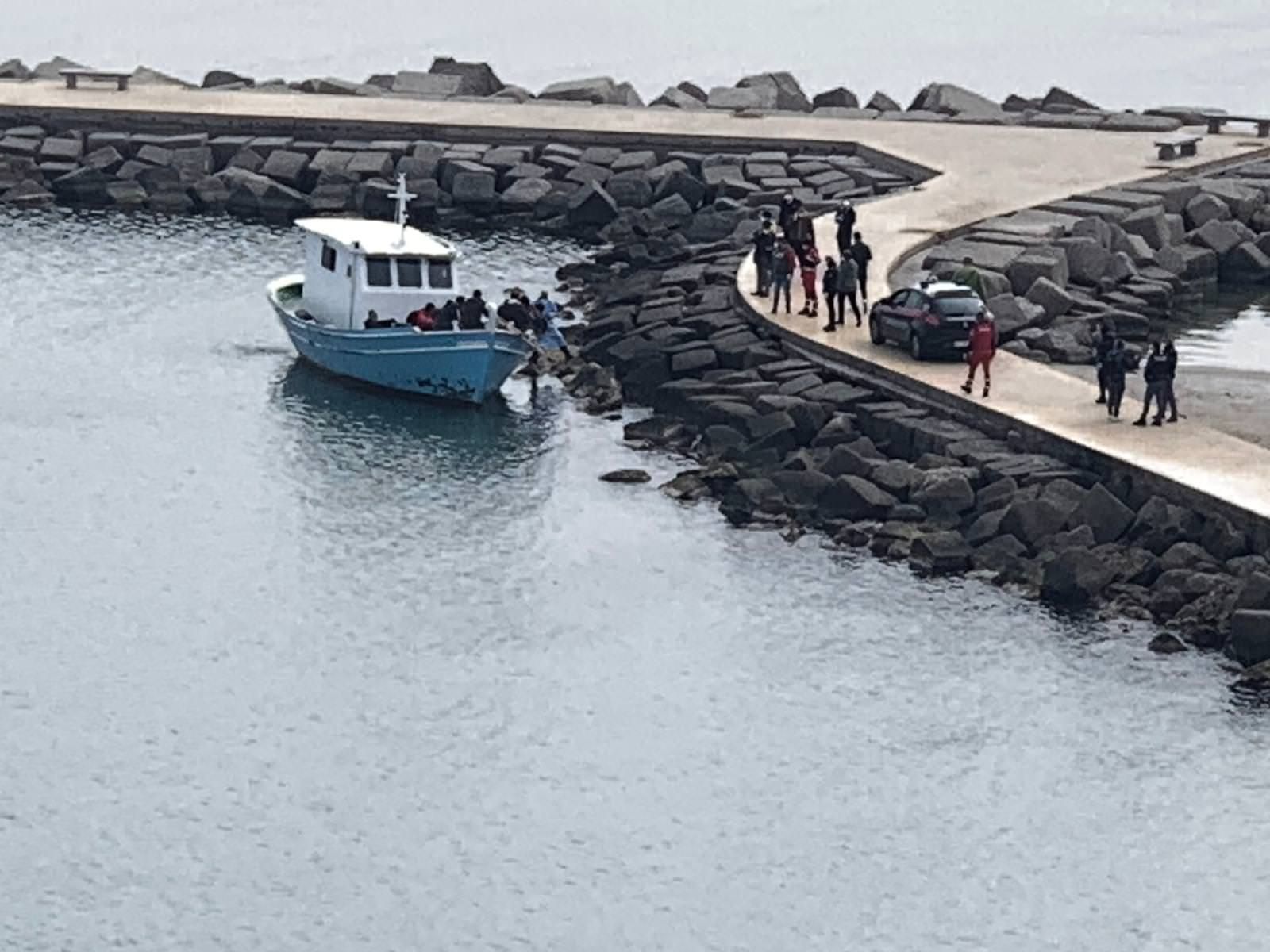 Crotone, dodici migranti giunti a bordo di un peschereccio – VIDEO