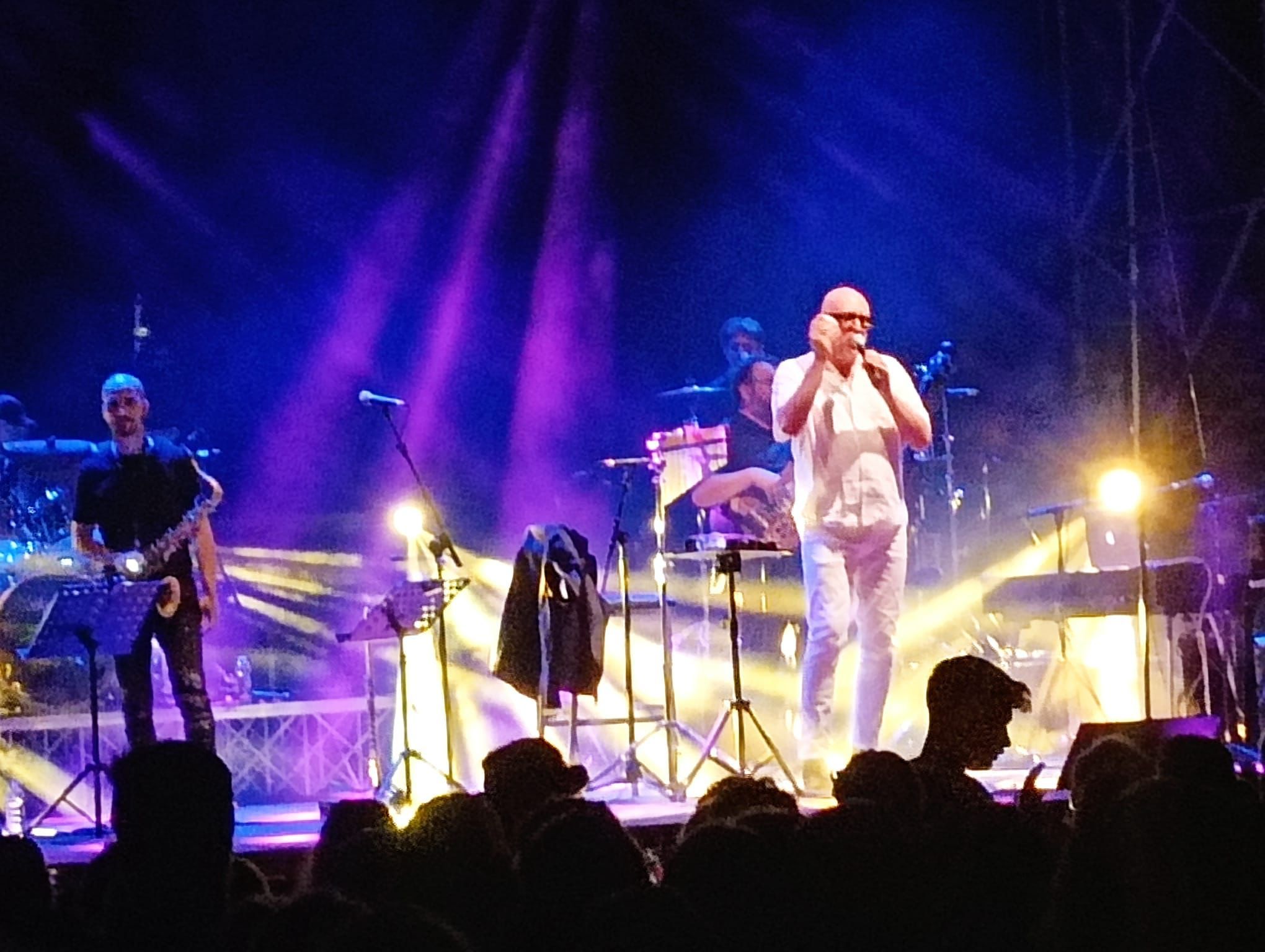 Vibo Marina applaude Mario Biondi. Il crooner incanta con il suo “Romantic” – FOTO