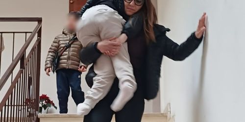 Il caso di Giulia a Ricadi, la mamma la porta in braccio per le scale