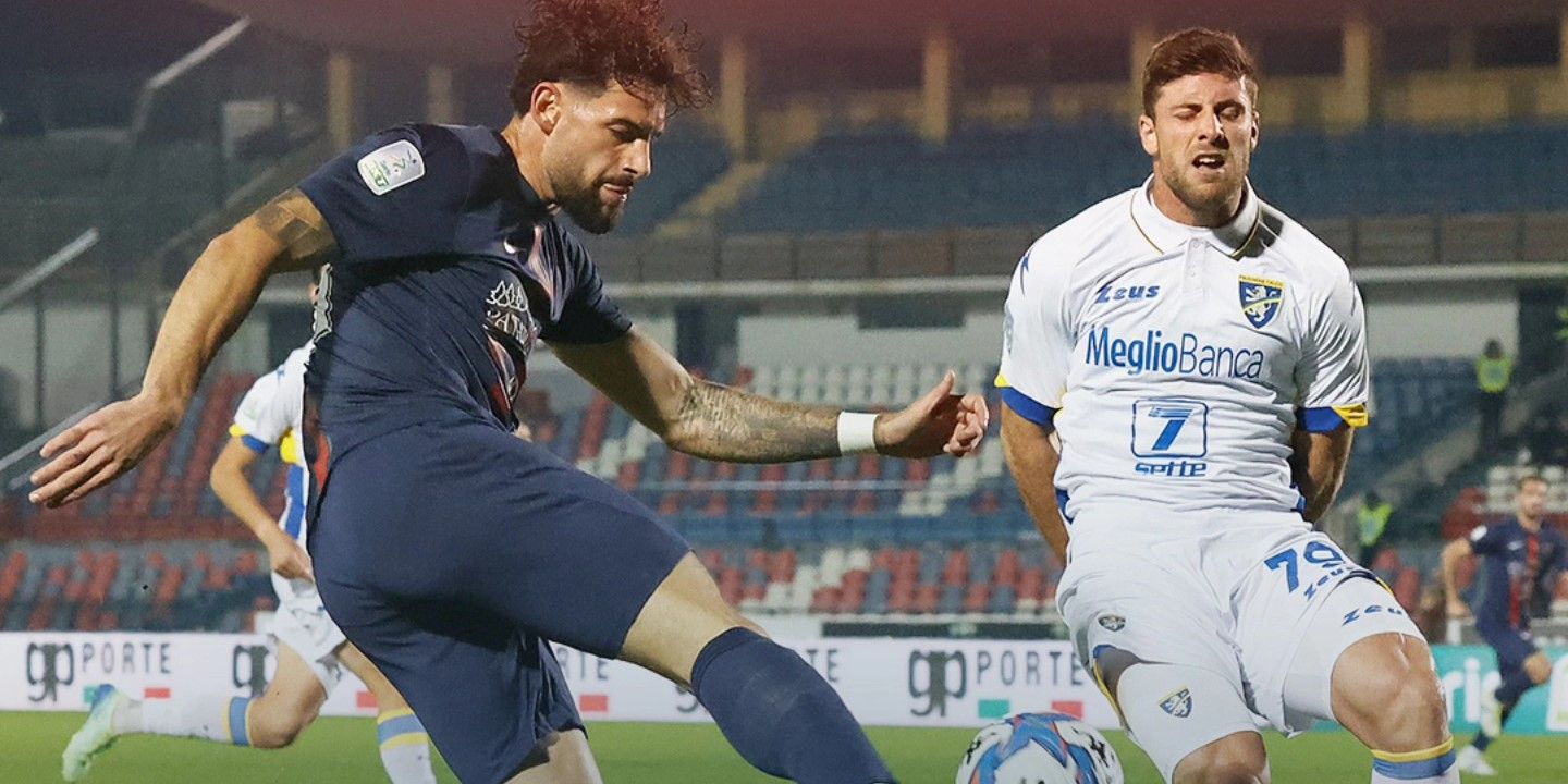 Un autogol di Martino, tre traverse e un palo. Al Marulla passa il Frosinone (1-0)