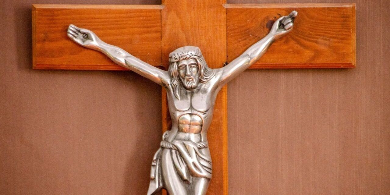 L’ex giudice “anti crocifisso” rifiuta di deporre sotto la croce