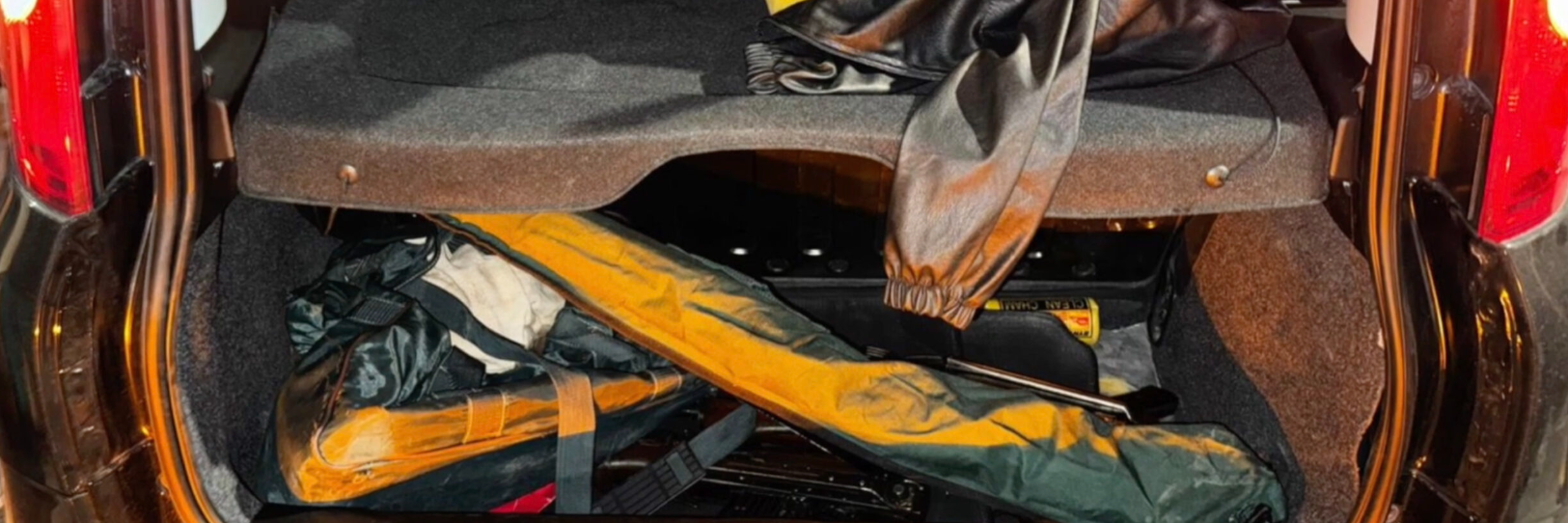 «Avete fatto bingo brigadie’». Scoperto un arsenale nel cofano di una Panda