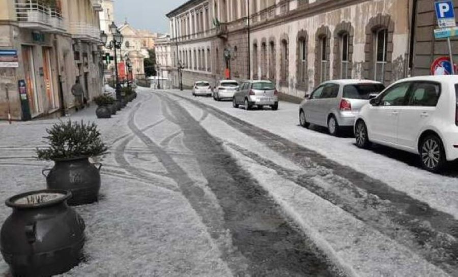 Pasquetta con freddo e temporali in Calabria. Grandinata a Catanzaro