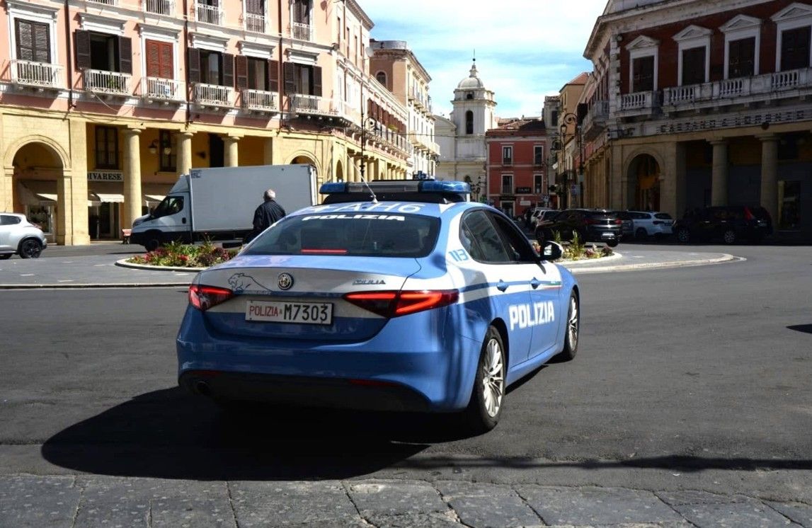 Crotone, infastidito dal locale vicino casa perseguita e minaccia il titolare