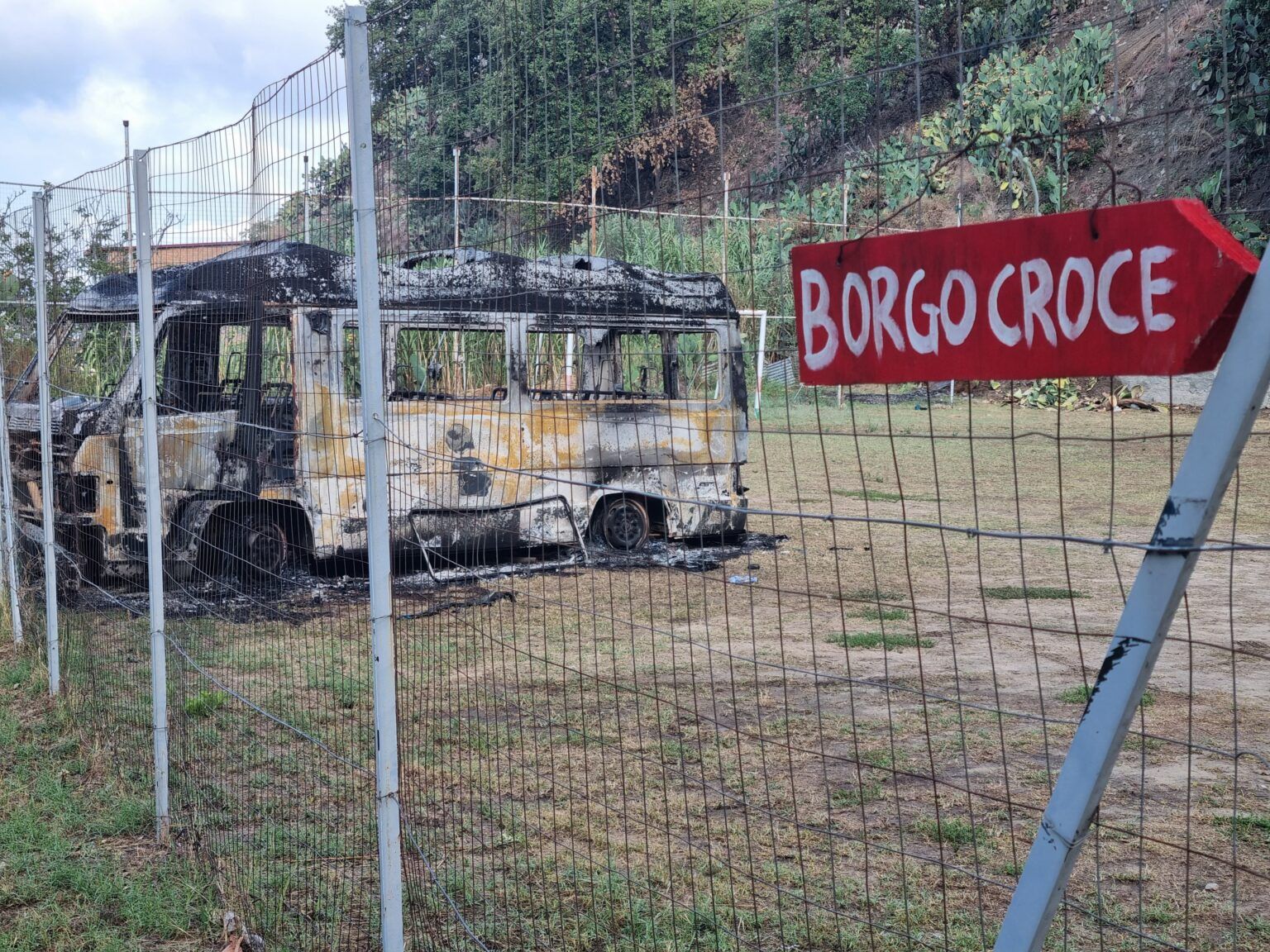 L’associazione Borgo Croce dopo l’incendio del pulmino: «Tentativo vigliacco di impaurirci, ma non ci fermeremo»