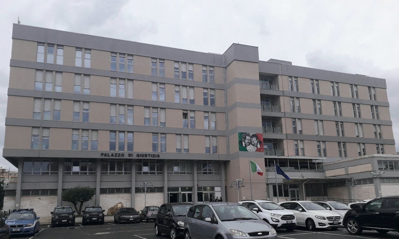 Estorsione con metodo mafioso a un resort di Steccato di Cutro, condannato a 12 anni