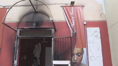 Cosenza, incendiato il portone del liceo artistico