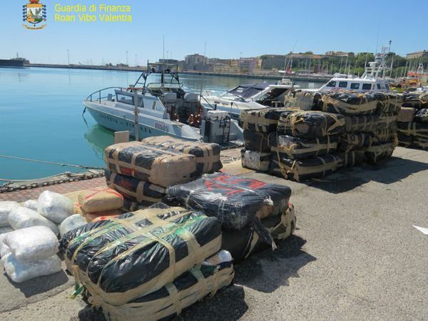 Sequestrati 1500 chili di marijuana al largo di Cirò Marina