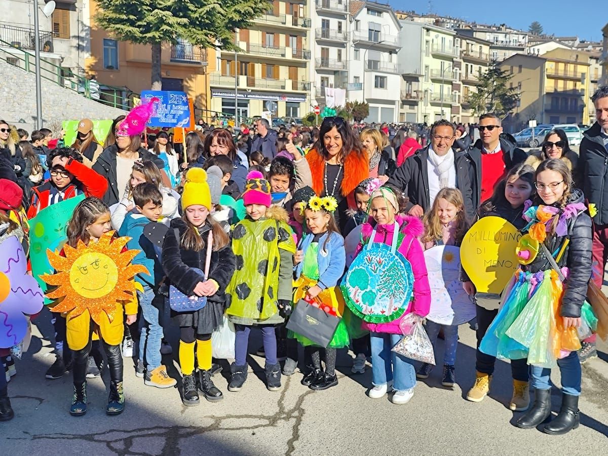 Carnevale di San Giovanni in Fiore, oltre mille bambini sfilano per l’ambiente