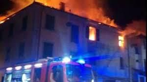 Casa in fiamme, getta il figlio dalla finestra per salvarlo