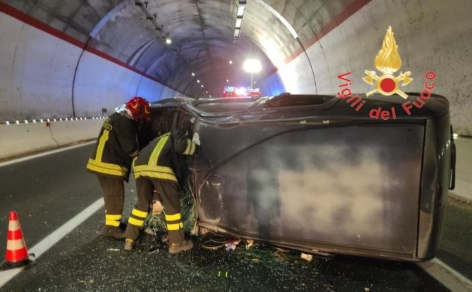 Auto si ribalta sulla statale 106 a Soverato, perde la vita un 43enne di Catanzaro