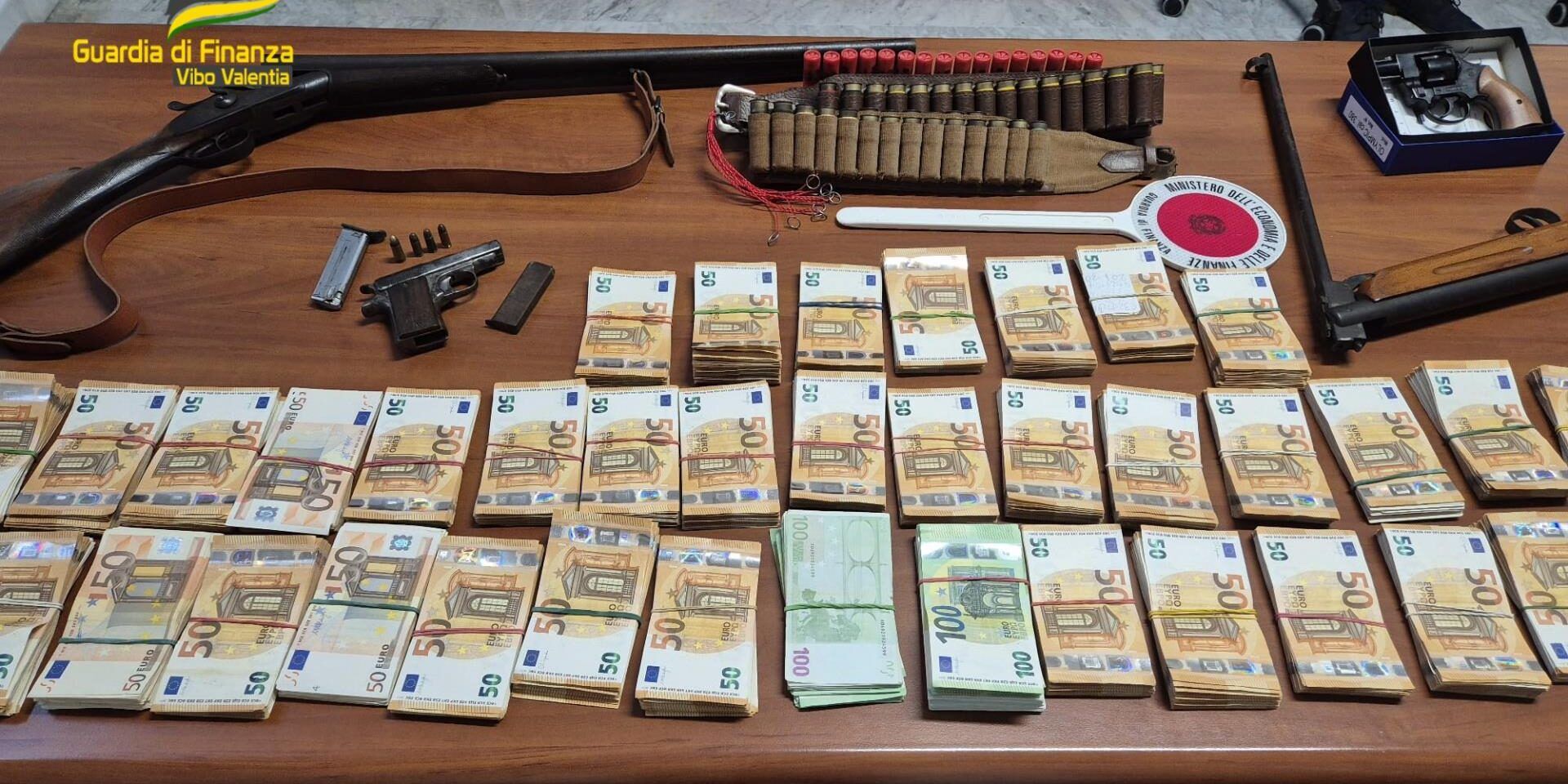 Nascondeva in casa armi illegali, munizioni e 126 mila euro in contanti: un arresto nel Vibonese – VIDEO