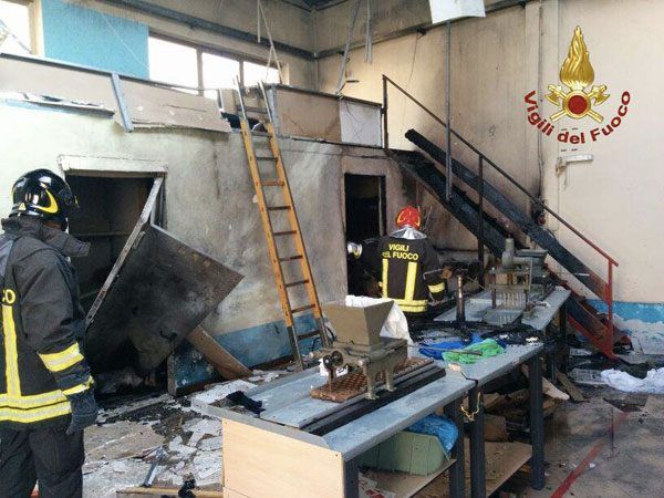 Esplosione in fabbrica, muore il titolare