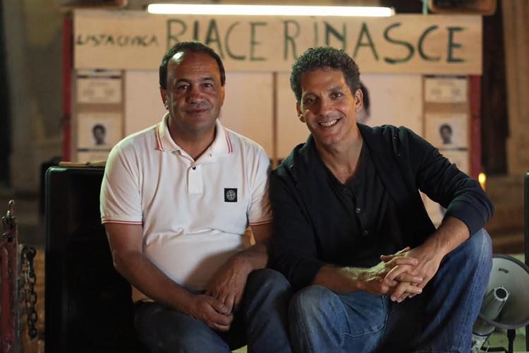 Dopo la fine dell'esilio di Lucano, Fiorello rilancia il film tv su Riace: «Portiamolo su RaiUno»