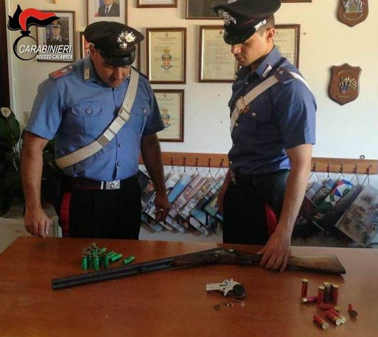 Nasconde armi, pezzi di auto rubati e una discarica: agricoltore arrestato a Taurianova