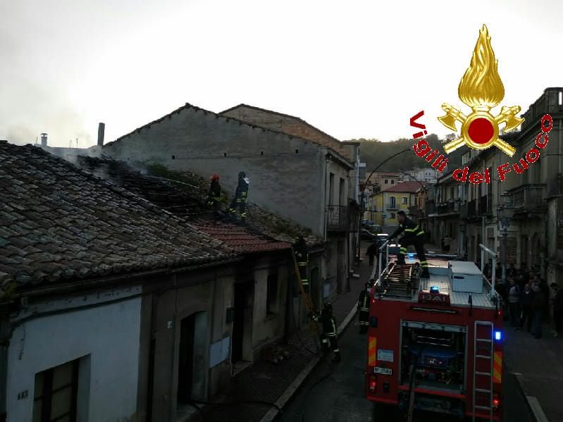 Sant'Onofrio, in fiamme una casa