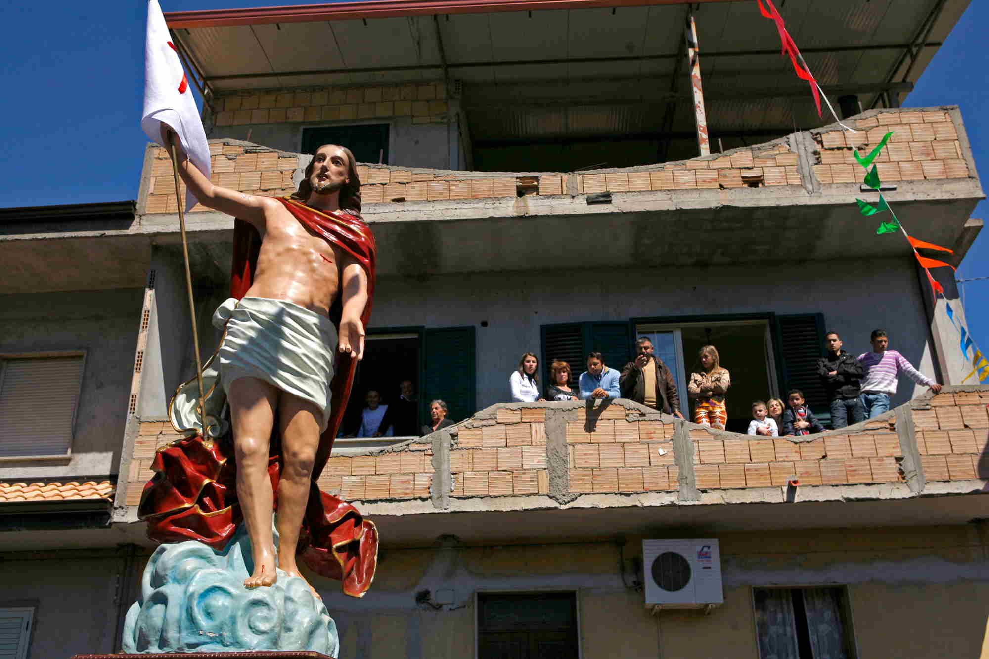 Angelo Maggio e la Calabria sospesa: il “non finito” in mostra tra memoria e paesaggio