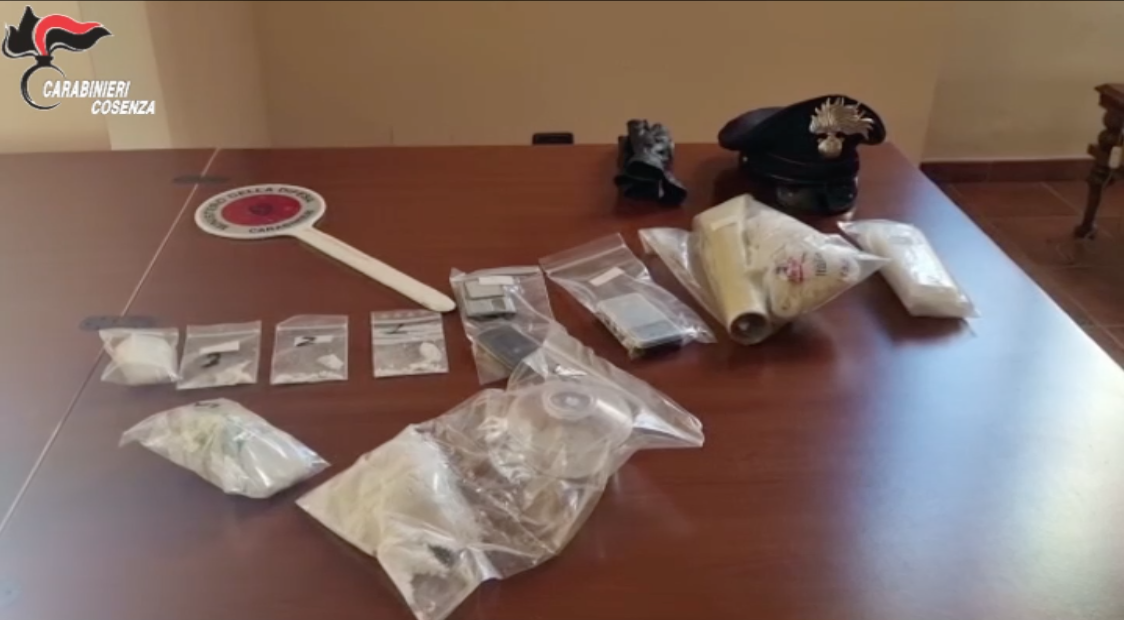 Cosenza, beccato con hashish e cocaina: 39enne in arresto – VIDEO