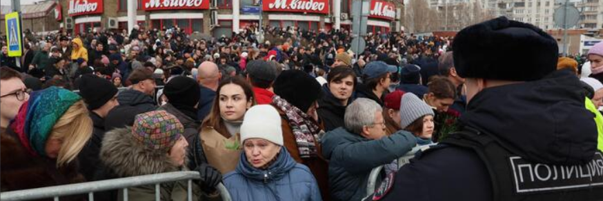 Tantissima gente ai funerali di Navalny. Cori e applausi per il dissidente