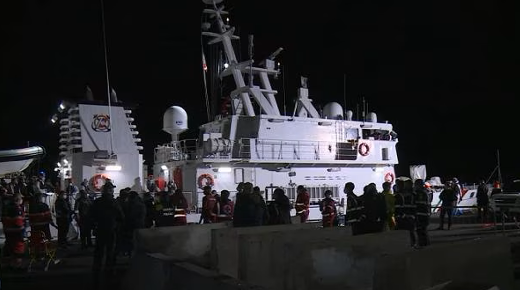 Lo sbarco a Roccella e l’ordine ai migranti: «Non dite chi è il capitano»