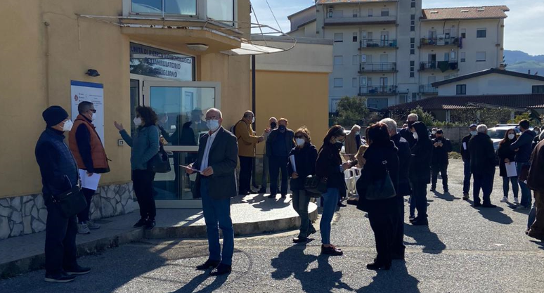 Aprigliano: tutti in fila per il vaccino, ma il personale sanitario non c’è