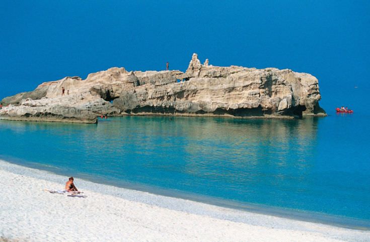 Abusivismo balneare nel Vibonese, “liberata” la Baia di Riaci