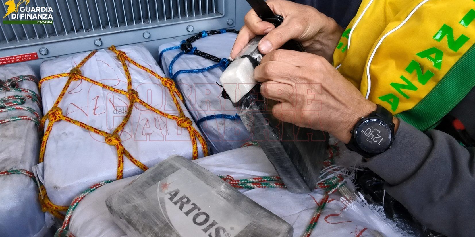 Due tonnellate di cocaina in mare, la caccia al carico perduto tra Catania e Calabria. «Cerchiamo due marinai»