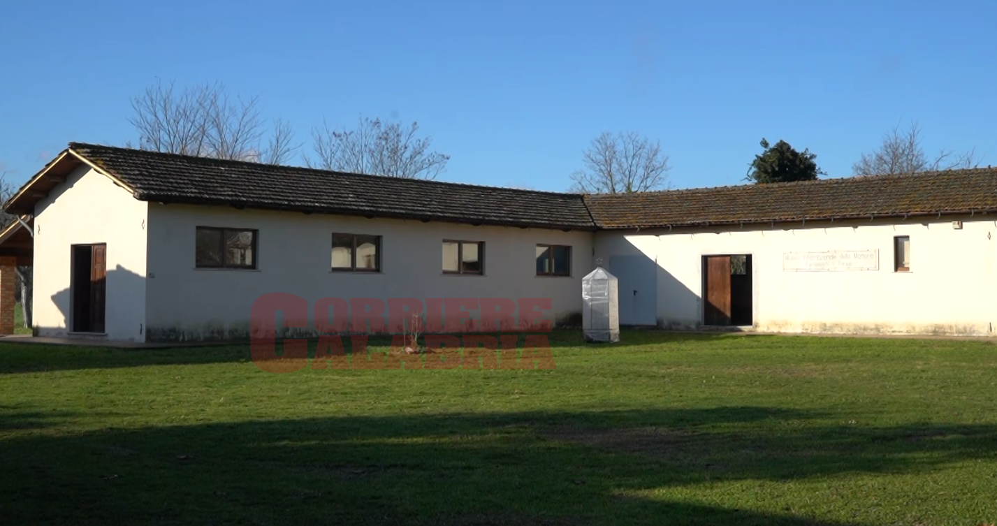 A Ferramonti di Tarsia “Mai più fascismi, mai più guerre”. Il Museo riceve lo “Scudo Blu”