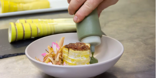 bambù rosa nel bicchiere