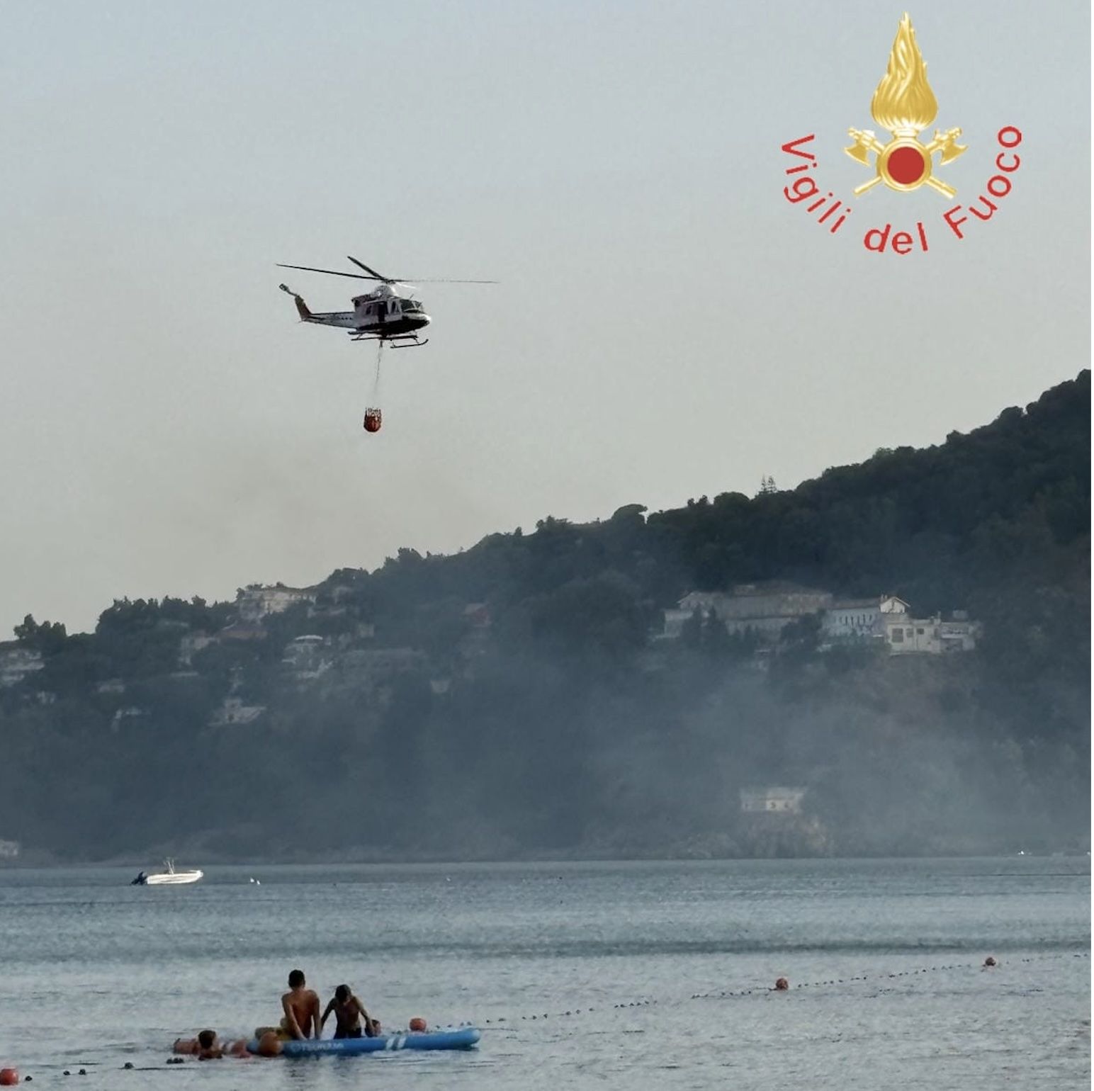 Incendi in Calabria, circa 150 interventi: canadair ed elicottero in azione a Copanello – VIDEO