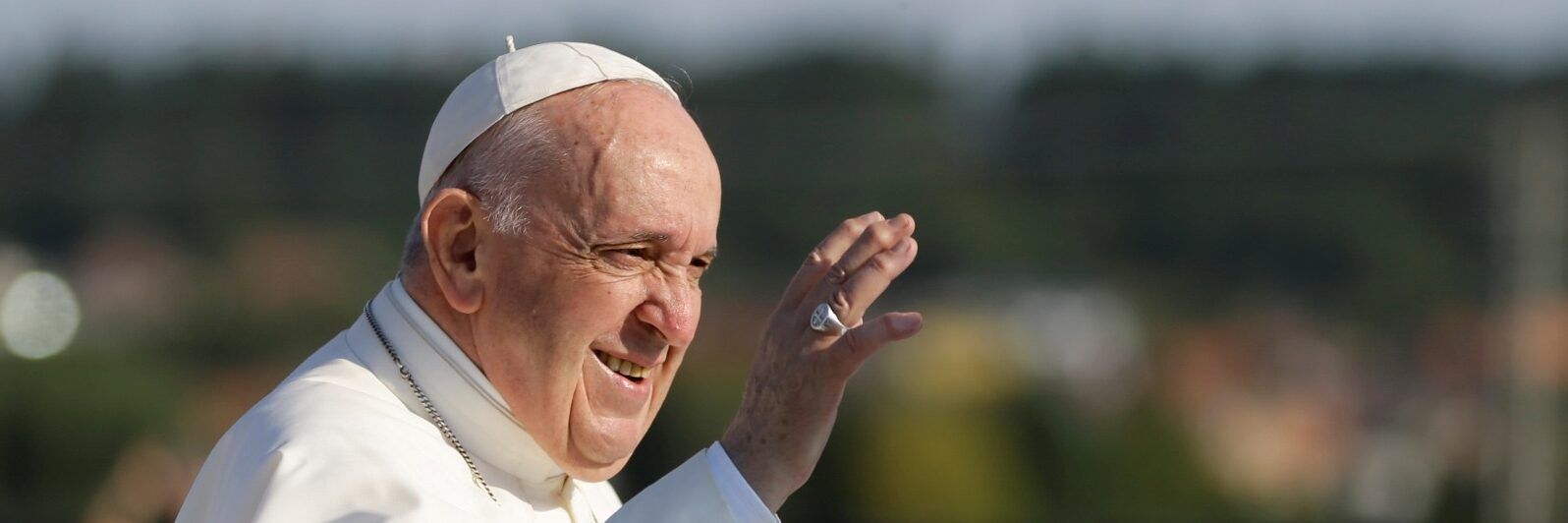 Papa Francesco valuta il viaggio a Kiev. Morto un altro giornalista in Ucraina