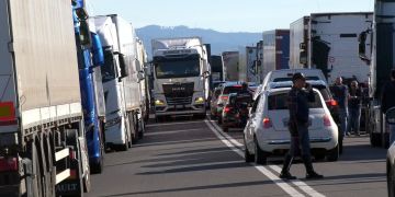 Protesta dei Tir in Calabria, Laudari: «Da domani fermi anche i camion che arrivano dal Nord» – FOTO E VIDEO