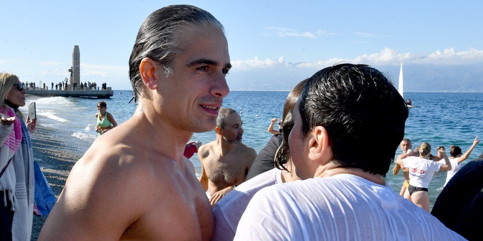 A Reggio Calabria il tradizionale tuffo di Capodanno. In acqua anche il sindaco Falcomatà