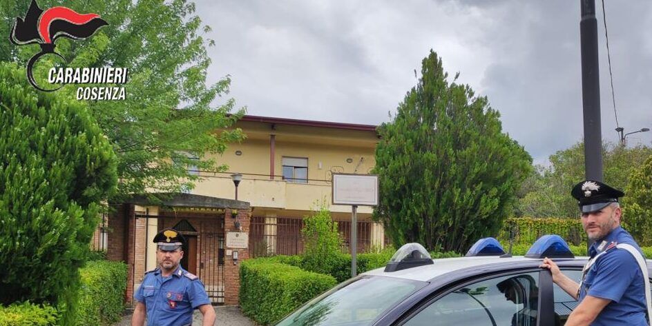 Minaccia di accoltellare e dare fuoco all’ex compagna, pregiudicato in manette a Mendicino