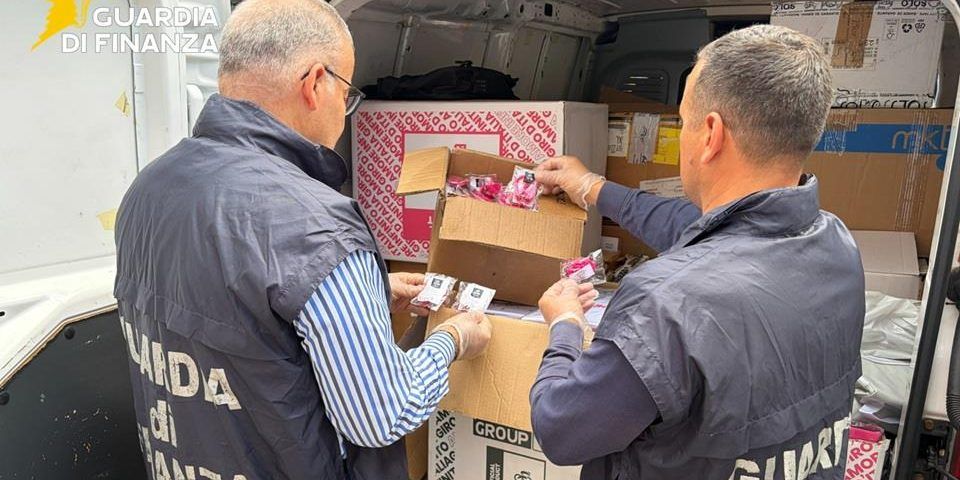 Sequestrati nel Cosentino 14mila articoli irregolari con il logo del Giro d’Italia